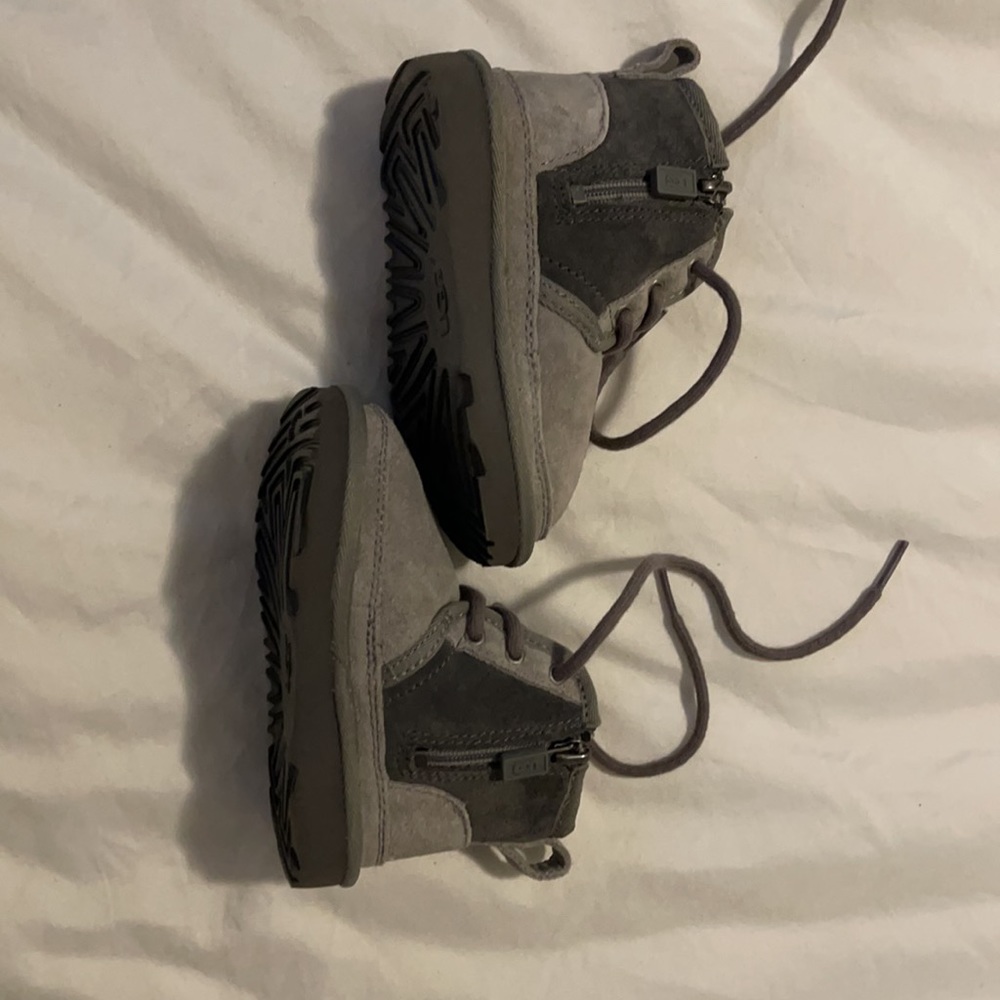 UGGS - Picture 14 of 16